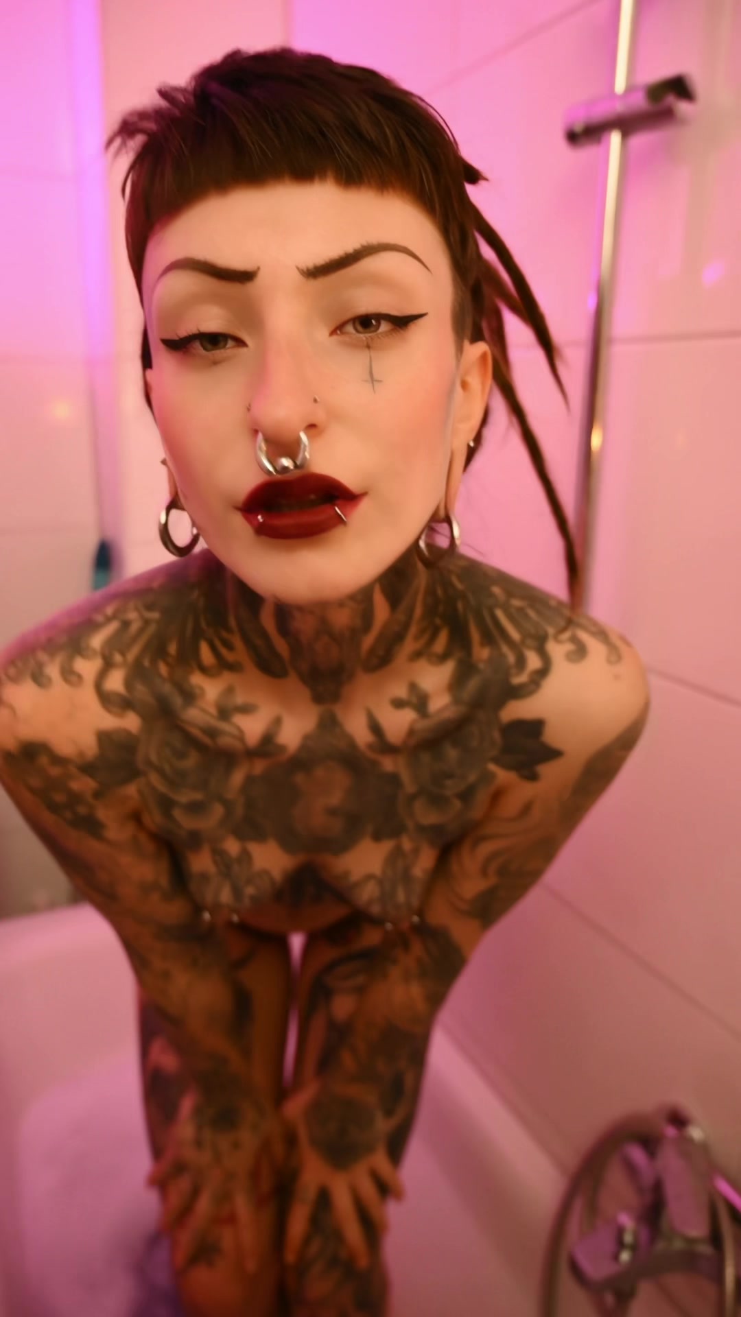 Take a naughty bath with Elli